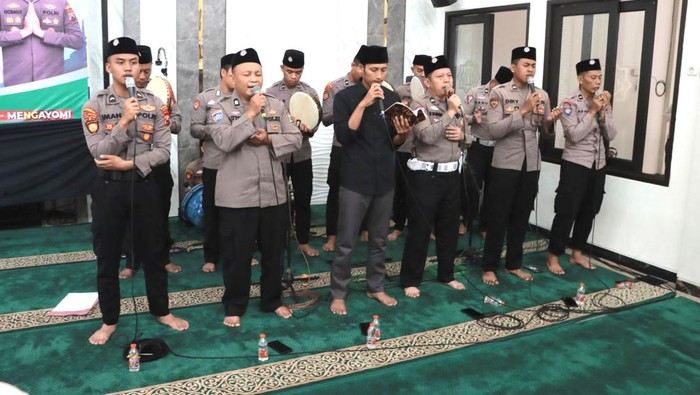 Hadrah Polres Jombang Meriahkan Maulid Nabi 1446 H