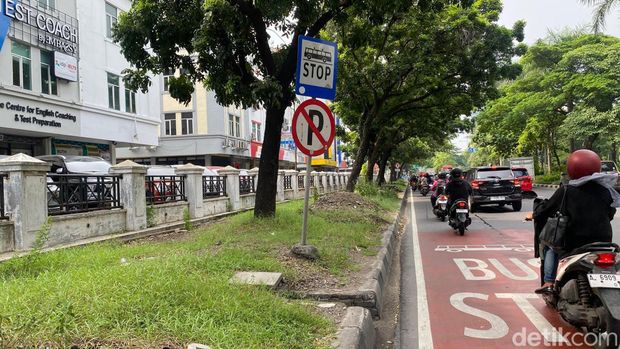Halte Suroboyo Bus di Jalan Ir Soekarno yang kondisinya dianggap membahayakan karena berada di tepi jalan besar.