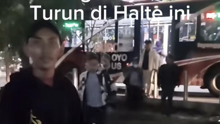Halte Suroboyo Bus Kertomenanggal yang viral dianggap membahayakan.