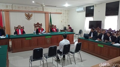 I Nyoman Sukena, terdakwa kasus pemeliharaan landak jawa menjalani persidangan di PN Denpasar, Kamis (12/9/2024). (Aryo Mahendro/detikBali)