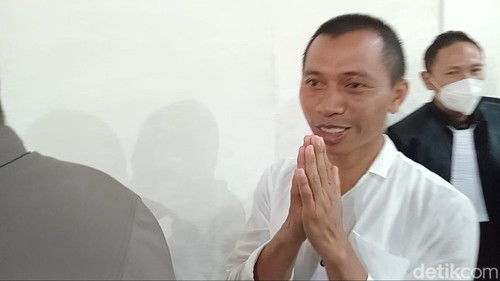 I Nyoman Sukena, terdakwa kasus pemeliharan landak jawa, seusai menjalani sidang di PN Denpasar, Kamis (12/9/2024). (Aryo Mahendro/detikBali)