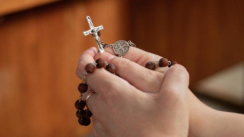 Ilustrasi doa rosario Katolik