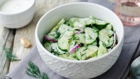 Beberapa jenis sayuran paling ideal dimakan dalam kondisi segar, seperti mentimun, seledri, dan paprika. Jangan dipanaskan di microwave karena bisa jadi lembek dan tak menarik selera. Foto: Getty Images/iStockphoto/nata_vkusidey