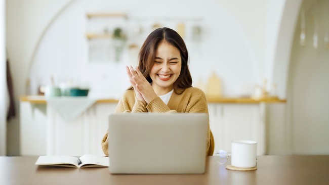 Ilustrasi wanita menggunakan laptop Excited asian female feeling euphoric celebrating online win success achievement result, young woman happy about good email news, motivated by great offer or new opportunity, passed exam, got a job