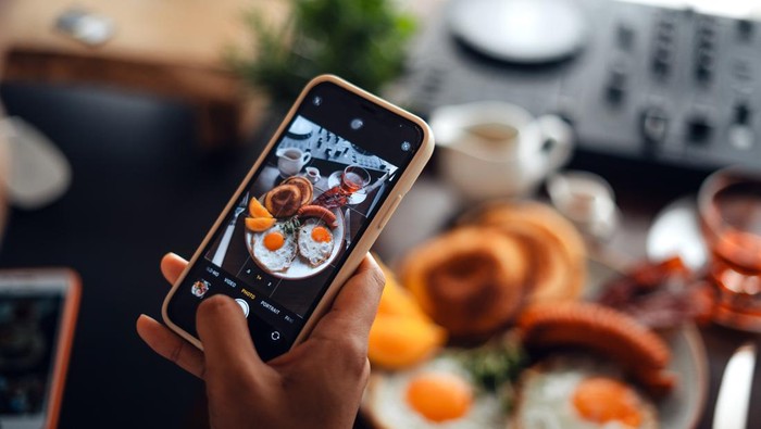 Ilustrasi influencer makanan dan food vlogger saat ulas makanan