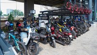 Selain itu, LRT Jabodebek juga menyediakan fasilitas parkir sepeda di seluruh stasiun untuk mendukung mobilitas berkelanjutan, memungkinkan pengguna melanjutkan perjalanan dengan sepeda.