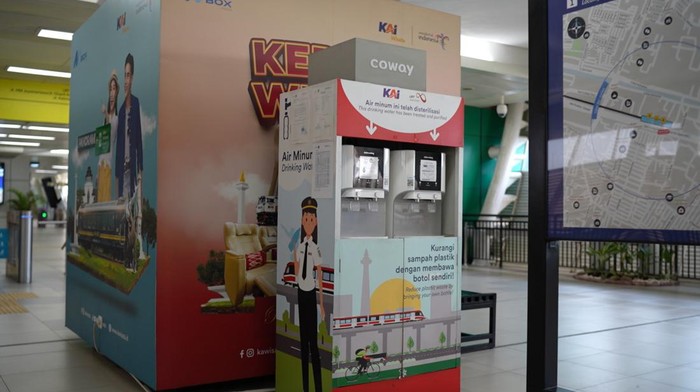 LRT Jabodebek berkomitmen penuh untuk mendukung pembangunan berkelanjutan dengan mengedepankan prinsip Environmental, Social, Governance (ESG) dalam seluruh aspek operasionalnya. Langkah ini sejalan dengan visi LRT Jabodebek untuk menciptakan ekosistem transportasi yang ramah lingkungan dan mengurangi dampak negatif terhadap lingkungan serta masyarakat.