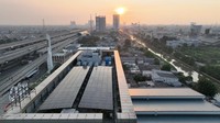 Solar panel atau Pembangkit Listrik Tenaga Surya (PLTS) berkapasitas 60KWP di atap Gedung Kantor LRT Jabodebek dan Klinik Mediska LRT Jabodebek berkapasitas 33KWP juga berkontribusi dalam penggunaan energi terbarukan dan dapat menghemat penggunaan listrik mencapai 15% untuk Gedung Kantor dan 10% untuk Klinik Mediska.