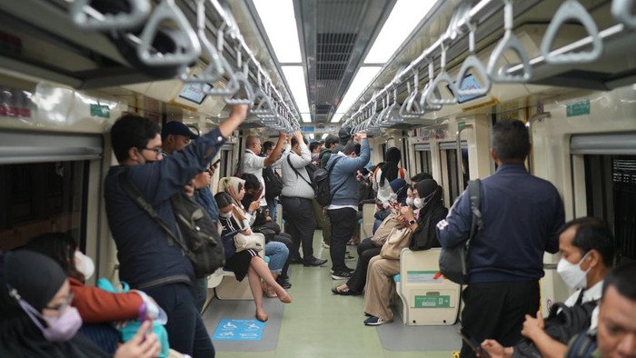 LRT Jabodebek berkomitmen penuh untuk mendukung pembangunan berkelanjutan dengan mengedepankan prinsip Environmental, Social, Governance (ESG) dalam seluruh aspek operasionalnya. Langkah ini sejalan dengan visi LRT Jabodebek untuk menciptakan ekosistem transportasi yang ramah lingkungan dan mengurangi dampak negatif terhadap lingkungan serta masyarakat.