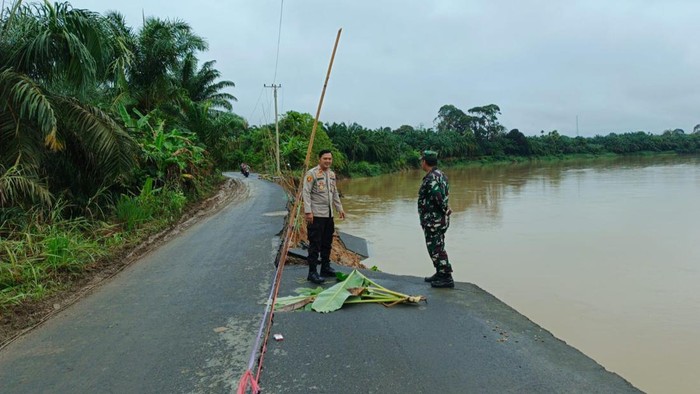 Jalan lintas di Desa Mandi Angin ambles akibat longsor di Muratara