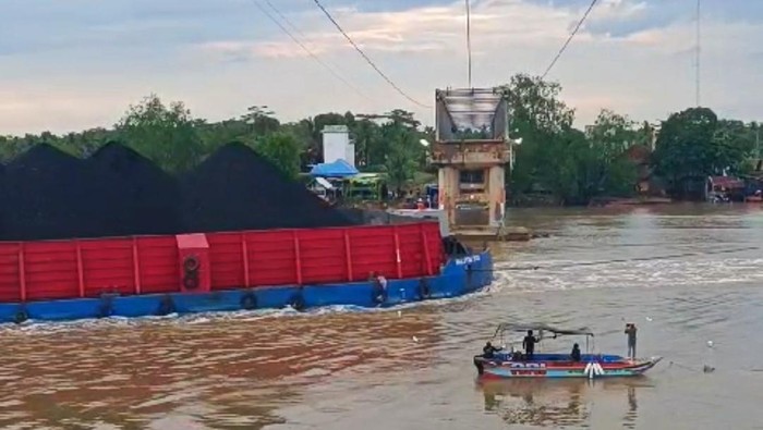 Jalur sungai Jembatan P.6 Lalan Musi Banyuasin kembali normal