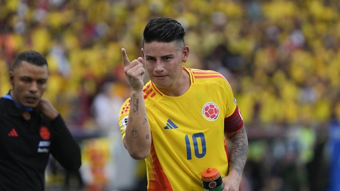 Colombias James Rodriguez celebrates scoring a penalty, his sides second goal, against Argentina during a qualifying soccer match for the FIFA World Cup 2026 at the Metropolitano Roberto Melendez stadium in Barranquilla, Colombia, Tuesday, Sept. 10, 2024. (AP Photo/Ricardo Mazalan)