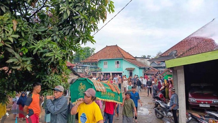 Jenazah korban dimakamkan oleh pihak keluarga