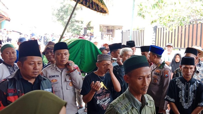 Jenazah remaja yang dikeroyok pesilat di Karangploso, Malang saat akan dimakamkan