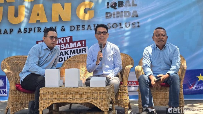 Juru Bicara Iqbal-Dinda, Adhar Hakim (tengah), saat sesi konferensi pers di di Posko Pemenangan Iqbal-Dinda di Mataram, Kamis (12/9/2024).