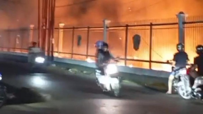 Kebakaran di lahan kosong Kampus UMI Makassar.