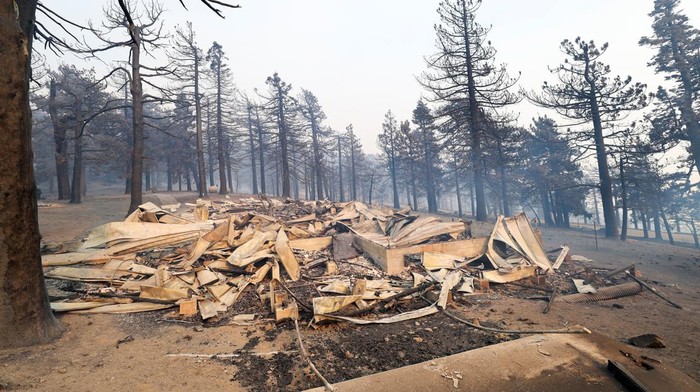 Kebakaran Hebat Hanguskan Hutan di California An emergency crew works on hotspots on a charred hillside, burned by the Bridge Fire, in Angeles National Forest, California, U.S. September 11, 2024. REUTERS/Mario Anzuoni