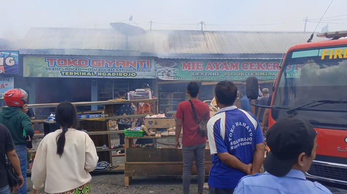 Kebakaran kios di Terminal Ngadirojo, Kamis (12/9/2024).