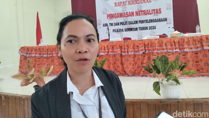 Ketua Bawaslu Manggarai Barat, Maria Magdalena S Seriang, seusai rapat koordinasi pengawasan netralitas ASN, TNI, dan Polri dalam penyelenggaraan Pilkada Serentak 2024, di Labuan Bajo, Kamis (12/9/2024). (Ambrosius Ardin/detikBali)