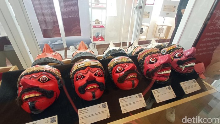 Koleksi topeng dalam cerita Ramayana yang ada di Museum Topeng Cirebon
