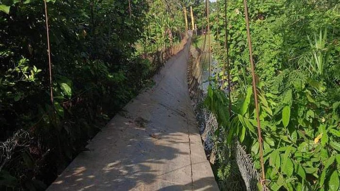 Kondisi terakhir jembatan gantung penghubung Desa Kapidi dan Desa Toradda usai insiden pemotor jatuh.