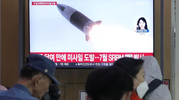 Korut Tembakkan Rudal Balistik Jarak Pendek, Jadi Tontonan Warga Korsel A TV screen shows a file image of North Korea's missiles launch during a news program at Seoul Railway Station in Seoul, South Korea, Thursday, Sept. 12, 2024. (AP Photo/Ahn Young-joon)