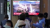Layar TV menunjukkan gambar peluncuran rudal Korea Utara selama program berita di Stasiun Kereta Api Seoul di Seoul, Korea Selatan, Kamis (12/9/2024).