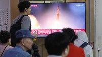 Dilansir AFP, Kamis (12/9/2024), Kepala Staf Gabungan Seoul mengatakan pihaknya telah mendeteksi beberapa rudal balistik jarak pendek yang diluncurkan ke Laut Timur sekitar pukul 07:10 dari Pyongyang hari ini (Rabu 22.10 GMT), mengacu pada perairan yang juga dikenal sebagai Laut Jepang.