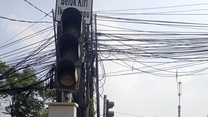 Lampu lalin di pertigaan Sunter Selatan, Jakut yang rusak diperbaiki (dok istimewa).