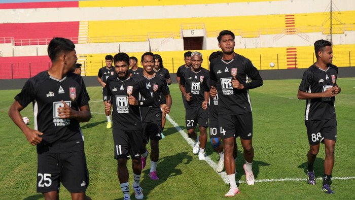 Latihan Malut United jelang melawan Semen Padang di Stadion Sultan Agung Bantul.