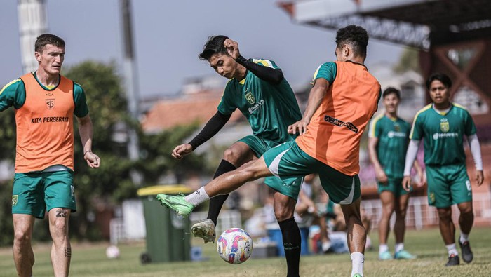 Latihan Persebaya Surabaya sebelum pertandingan melawan Persita Tangerang