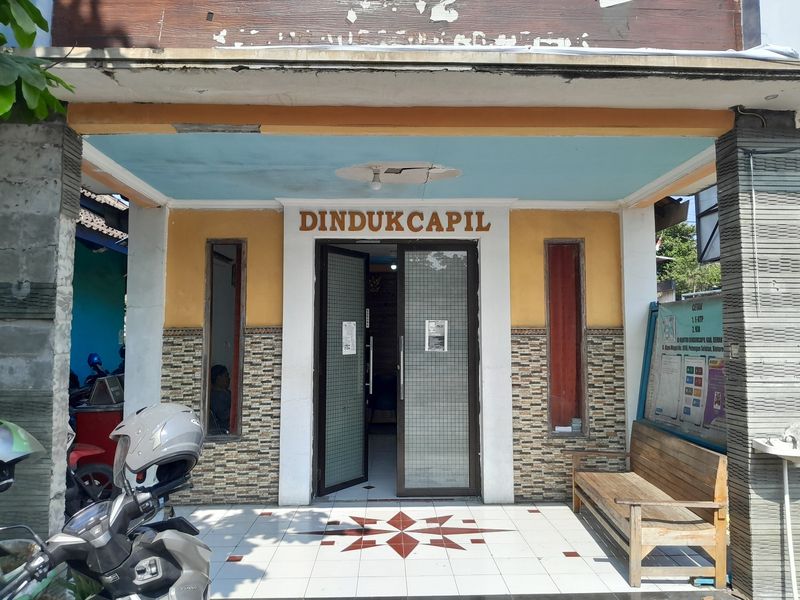 Layanan kependudukan di kantor kecamatan di Demak.