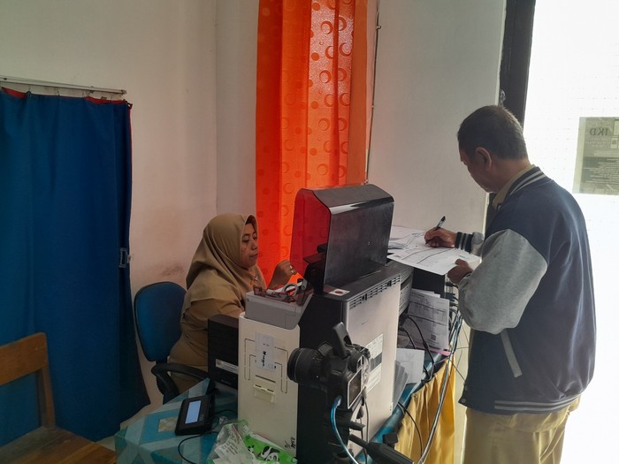 Layanan kependudukan di kantor kecamatan di Demak.