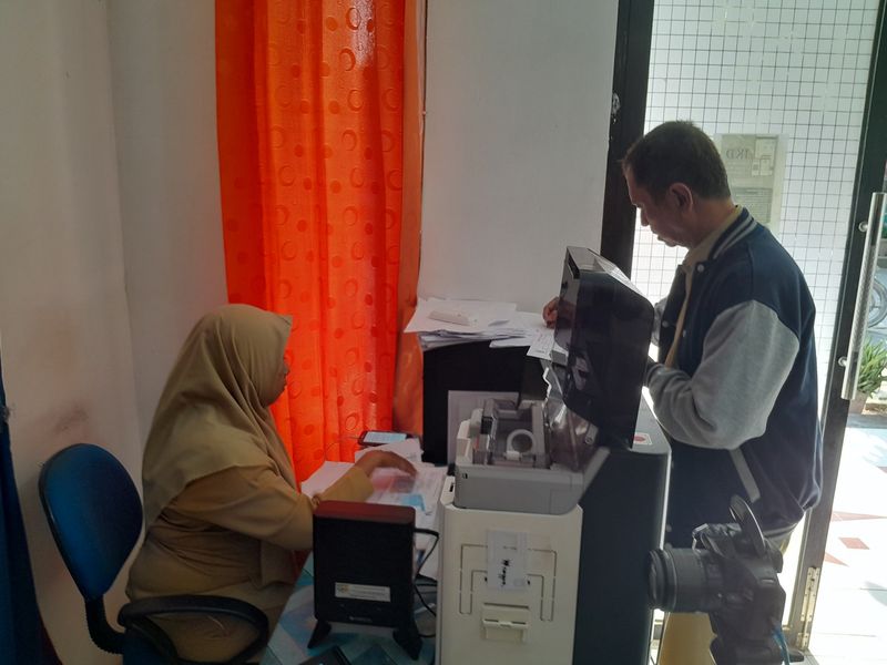 Layanan kependudukan di kantor kecamatan di Demak.