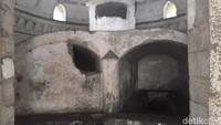 Sebagian ornamen gerbang makam Van Beck yang rusak masih ada dan dibiarkan tergeletak di bagian dalam makam. Kondisi makam Van Beck bagian dalam, salah satunya sudah rusak berat.