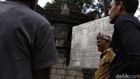 Pj Bupati Kuningan R Iip Hidajat saat meninjau makam Van Beck yang mempunyai gaya bangunan artistik dan unik di pinggir jalan raya Cigugur-Palutungan belum lama ini.