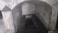 Bagian dalam makam Van Beck, terdapat dua makam yang saling berdampingan kondisinya cukup memperihatinkan. Satu makam sudah rusak parah ah, dan satu lainnya bolong.