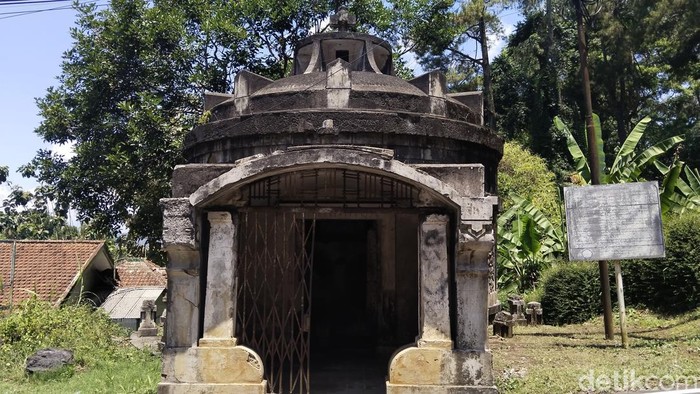 Makam Van Beck di Kuningan. Makam Van Beck di Kuningan.