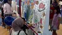 Kehadiran masyarakat di acara ini juga bukan hanya untuk berburu diskon, tapi juga sebagai ajang untuk berkonsultasi terkait soal cat. Dan terus mengikuti perkembangan soal inspirasi warna dan aneka produk cat yang bagus dan ramah lingkungan.