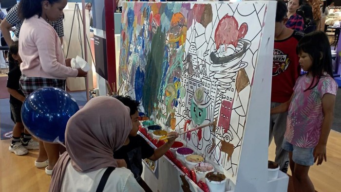 Melihat Keseruan Seni Melukis dari Cat di Yogyakarta Beragam keseruan dan kegiatan menarik dilakukan oleh para pengunjung pameran cat terbesar se-Indonesia di Yogyakarta. Salah satunya adalah seni melukis dari Cat.