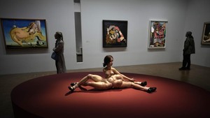 Pengunjung berjalan melewati (La poupee) karya Hans Bellmer di pameran surealisme di Paris, Prancis, Rabu (11/9/2024).