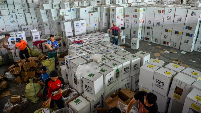 Melihat Persiapan Logistik Pilkada di Gudang KPU Bandung Petugas membawa bilik suara untuk pemilihan kepala daerah 2024 di Gudang KPU Kota Bandung, Jawa Barat, Kamis (12/9/2024). KPU Kota Bandung telah menerima sebanyak 14.360 bilik suara bagi 3.590 TPS yang ada di Kota Bandung untuk kebutuhan pemilihan kepala daerah yang akan diselenggarakan pada November 2024 mendatang. ANTARA FOTO/Raisan Al Farisi/YU
