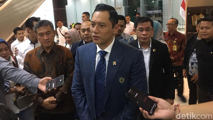 Menteri AHY saat tiba di Bandara VVIP Balikpapan, Kaltim untuk sidang kabinet di IKN.