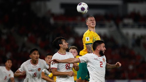 JAKARTA, INDONESIA - SEPTEMBER 10: Mitchell Duke of Australia heads the ball during the FIFA World Cup Asian 3rd Qualifier Group C match between Indonesia and Australia at Gelora Bung Karno Stadium on September 10, 2024 in Jakarta, Indonesia. (Photo by Robertus Pudyanto/Getty Images)