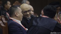 Eks penyidik KPK, Novel Baswedan dan Praswad Nugraha bersama tim kuasa hukum mendengarkan putusan hakim konstitusi terkait uji materi No 8/PUU-XXII/2024 tentang syarat usia pimpinan KPK di Jakarta, Kamis (12/9/2024).  