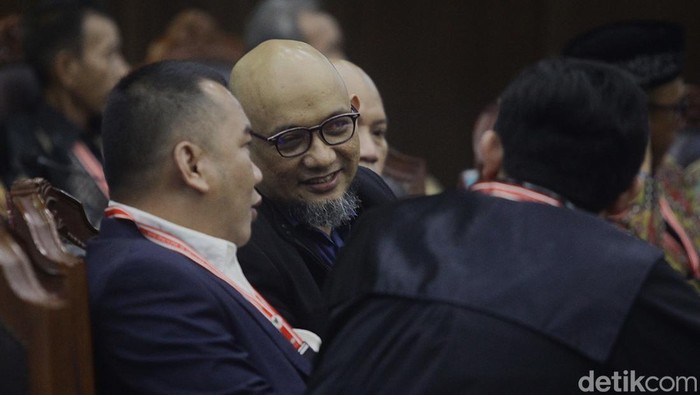 MK Tolak Gugatan Novel Baswedan Soal Syarat Usia Pimpinan KPK Eks penyidik KPK, Novel Baswedan dan Praswad Nugraha bersama tim kuasa hukum mendengarkan putusan hakim konstitusi terkait uji materi No 8/PUU-XXII/2024 tentang syarat usia pimpinan KPK di Jakarta, Kamis (12/9/2024).