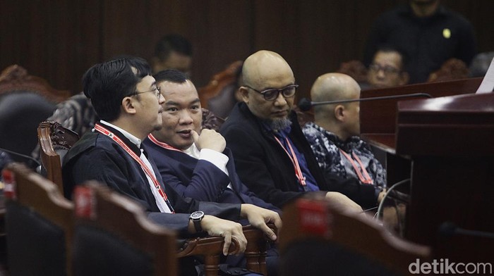 MK Tolak Gugatan Novel Baswedan Soal Syarat Usia Pimpinan KPK Eks penyidik KPK, Novel Baswedan dan Praswad Nugraha bersama tim kuasa hukum mendengarkan putusan hakim konstitusi terkait uji materi No 8/PUU-XXII/2024 tentang syarat usia pimpinan KPK di Jakarta, Kamis (12/9/2024).