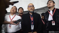 Sebelumnya, MK menggelar sidang uji materi Pasal 29 huruf e Undang-Undang Nomor 19 Tahun 2019 tentang KPK yang diajukan oleh sejumlah mantan pegawai KPK. Dalam sidang ini, penggugat meminta agar MK mengeluarkan putusan sela untuk menunda proses seleksi calon pimpinan dan Dewas KPK sampai ada putusan MK atas gugatan mereka. 
