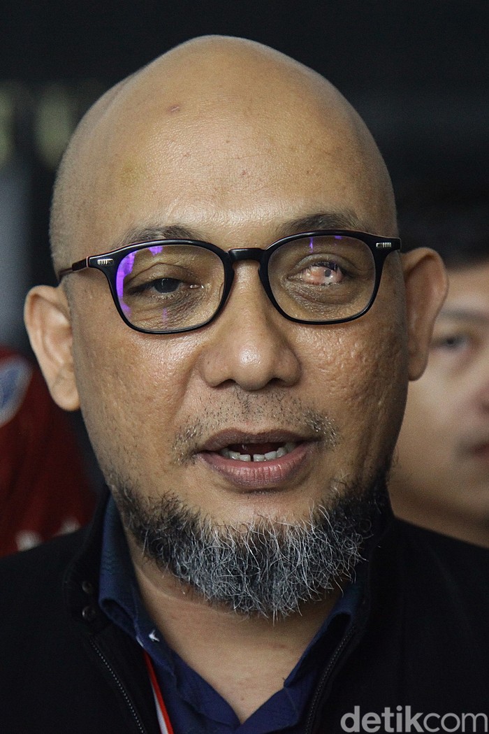 Eks penyidik KPK, Novel Baswedan dan Praswad Nugraha bersama tim kuasa hukum mendengarkan putusan hakim konstitusi terkait uji materi No 8/PUU-XXII/2024 tentang syarat usia pimpinan KPK di Jakarta, Kamis (12/9/2024).
