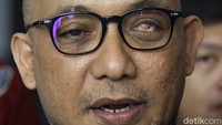 Sementara itu, dalam petitum terbarunya, Novel meminta syarat calon pimpinan KPK berusia 50 tahun atau memiliki pengalaman menjalankan tugas-tugas pokok KPK selama satu periode jabatan. Usia maksimal adalah 65 tahun. 